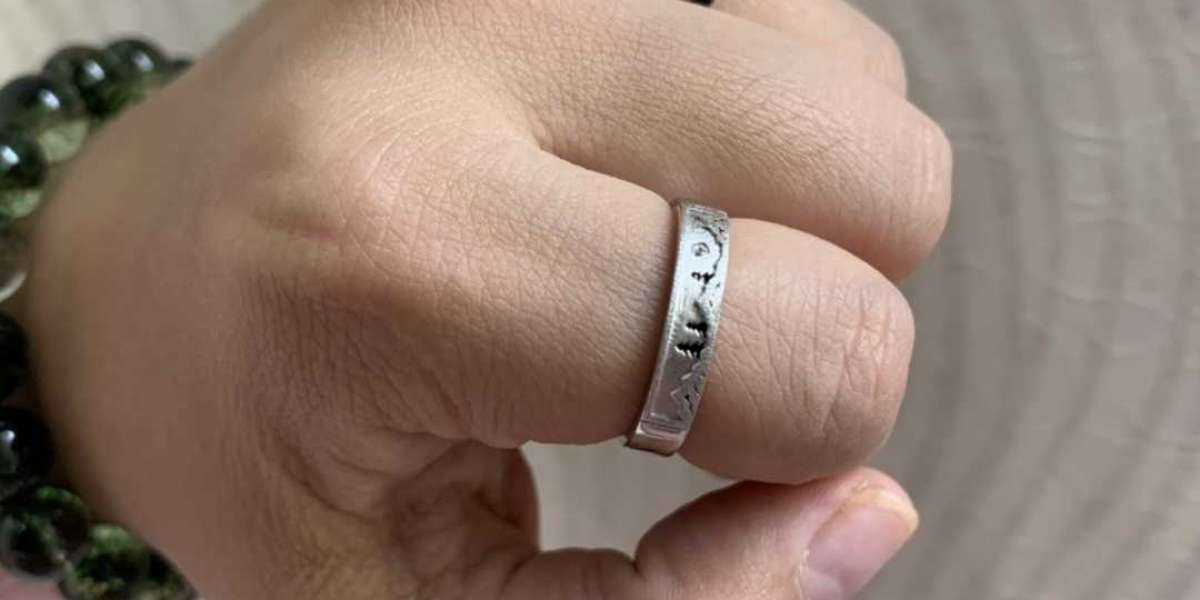 Promise Rings vs Engagement Rings