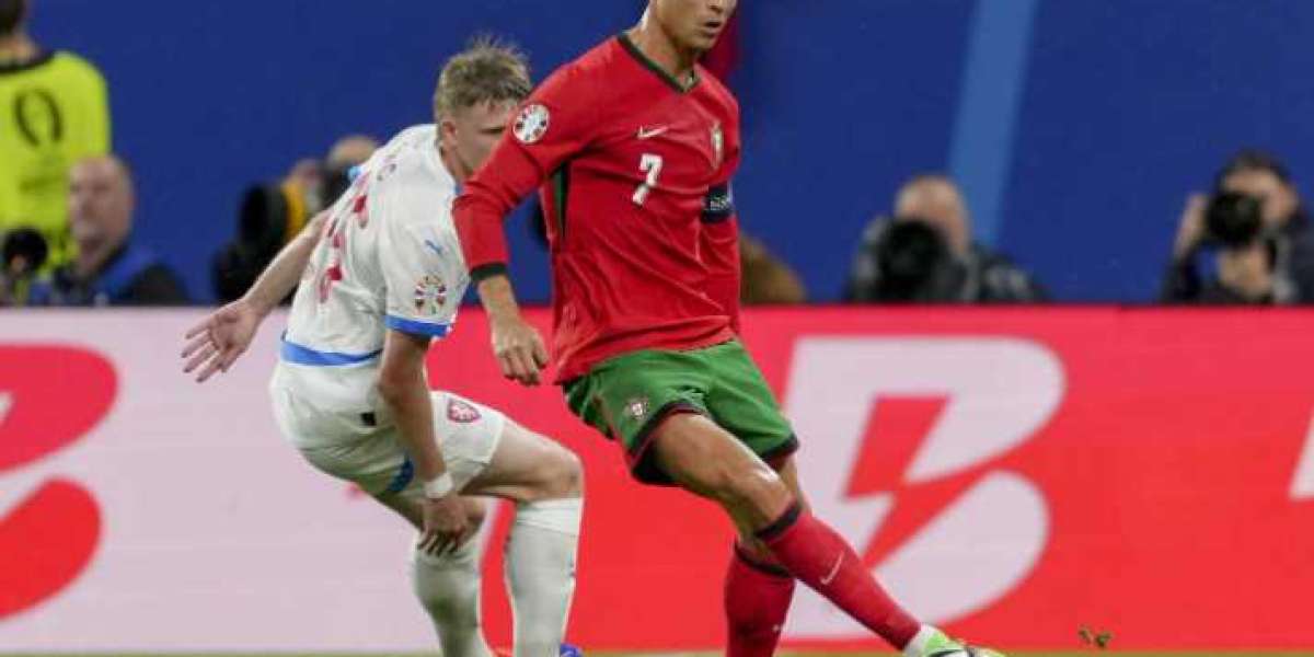 Ronaldo wordt 1e speler die op 6 Europese Kampioenschappen speelt als Portugal begint met winst