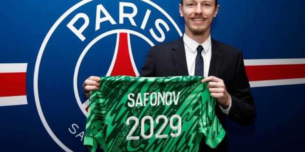 Paris Saint Germain signerer keeper Matvey Safonov